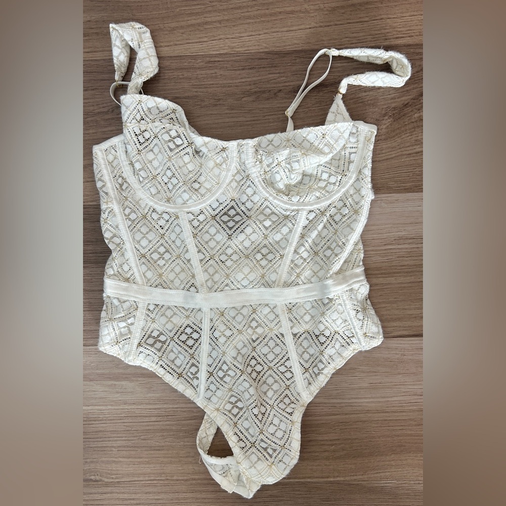 Kilo Brava Lace Underwire Bodysuit Medium Shell White Patterned Lace